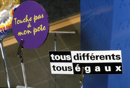 Proposition suisse, Jour de l’égalité : tous fichés [badge et slogan]