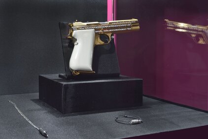 PARURES - Arme de collection Sig Sauer et bijoux Akilis.