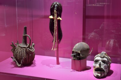 PARURES - Calebasse trophée, Bamum, Cameroun; tête réduite shuar; trophée de chasse à l’homme Marind-Anim de Papouasie-Nouvelle-Guinée et crâne surmodelé de Nouvelle-Irlande.