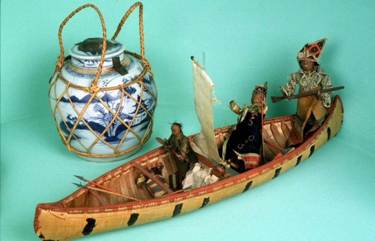 Maquette de bateau et vase chinois