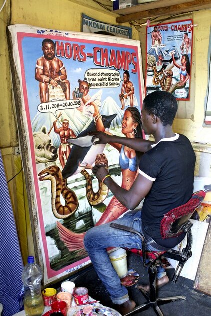 «Fresh Page» Moses Agoe travaille sur son projet d'affiche, Ghana ©Regula Tschumi 