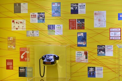 FILS - Téléphone avec affiches pour les numéros d'urgence.