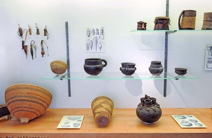L'étude des collections: tabatières à priser, vannerie, poterie et boissellerie
